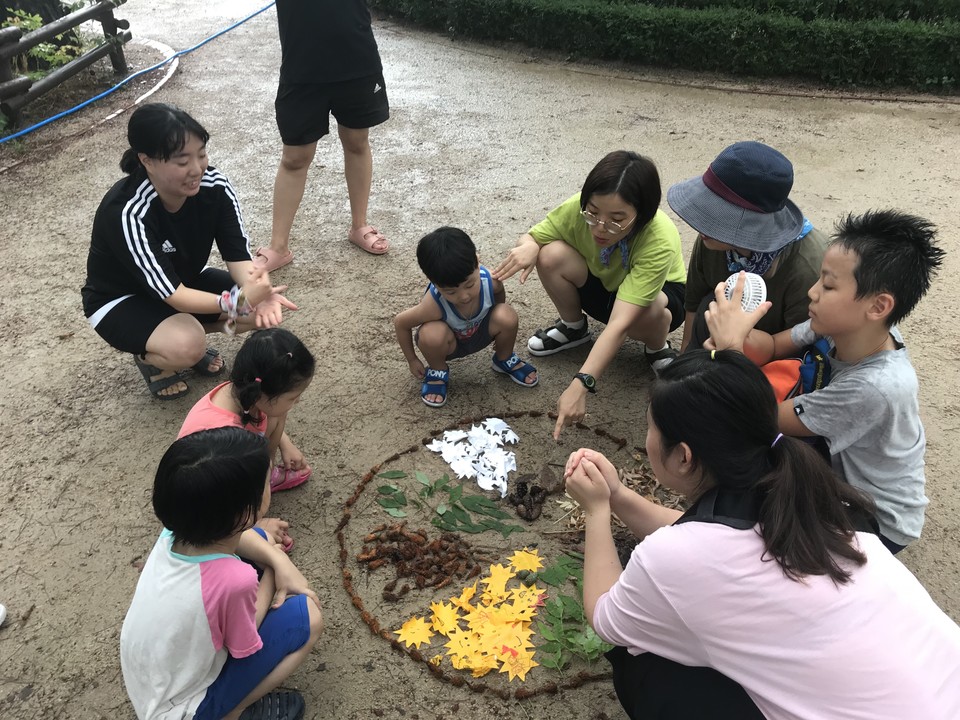농인을 위한 대안학교 ‘소리를 보여주는 사람들’ 숲놀이 시간. 자연물로 피자를 만들었다. ⓒ김주희