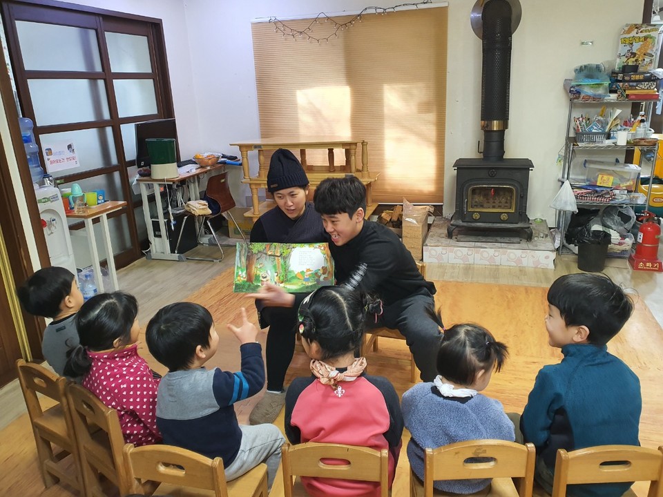 아이들이 가장 좋아하는 시간. 선배들이 수어로 책을 읽어주고 있다. ⓒ김주희
