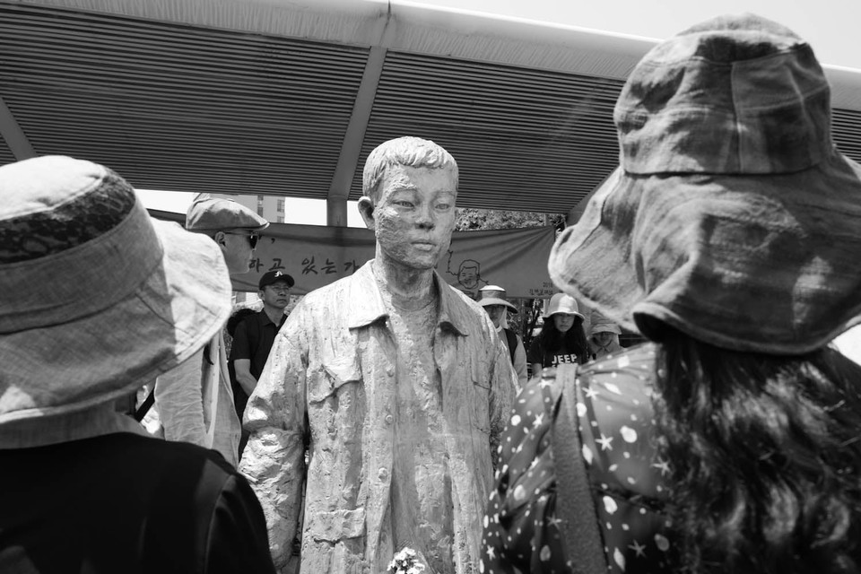 청계천 전태일다리에 있는 전태일 열사 동상. 사진 최인기