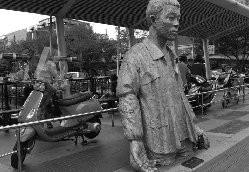 청계천 전태일다리에 있는 전태일 열사 동상. 사진 최인기