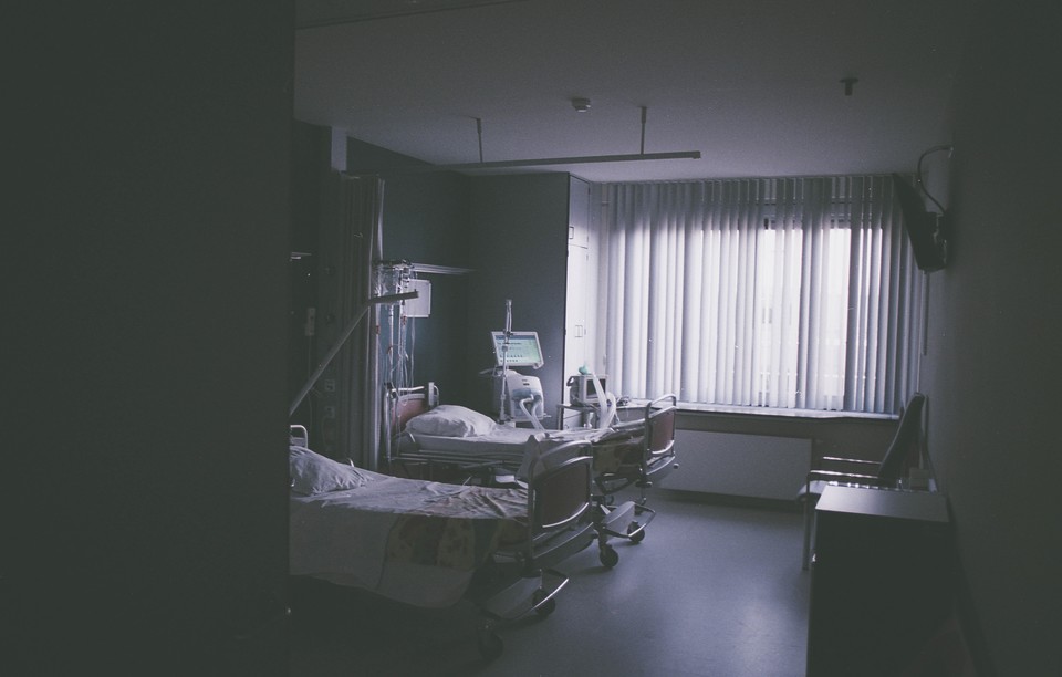 흑백 처리된 뿌연 병원 병실 모습. 사진 언스플래시