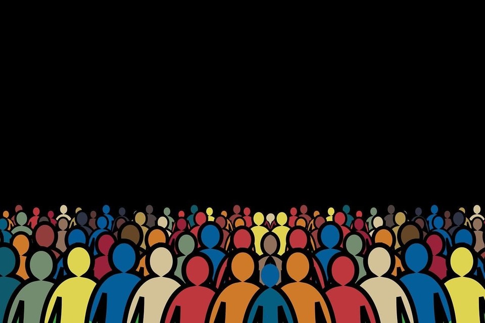검은 배경에 여러 색의 사람 모양들이 빽빽하게 모여 있는 이미지. 사진 픽사베이.