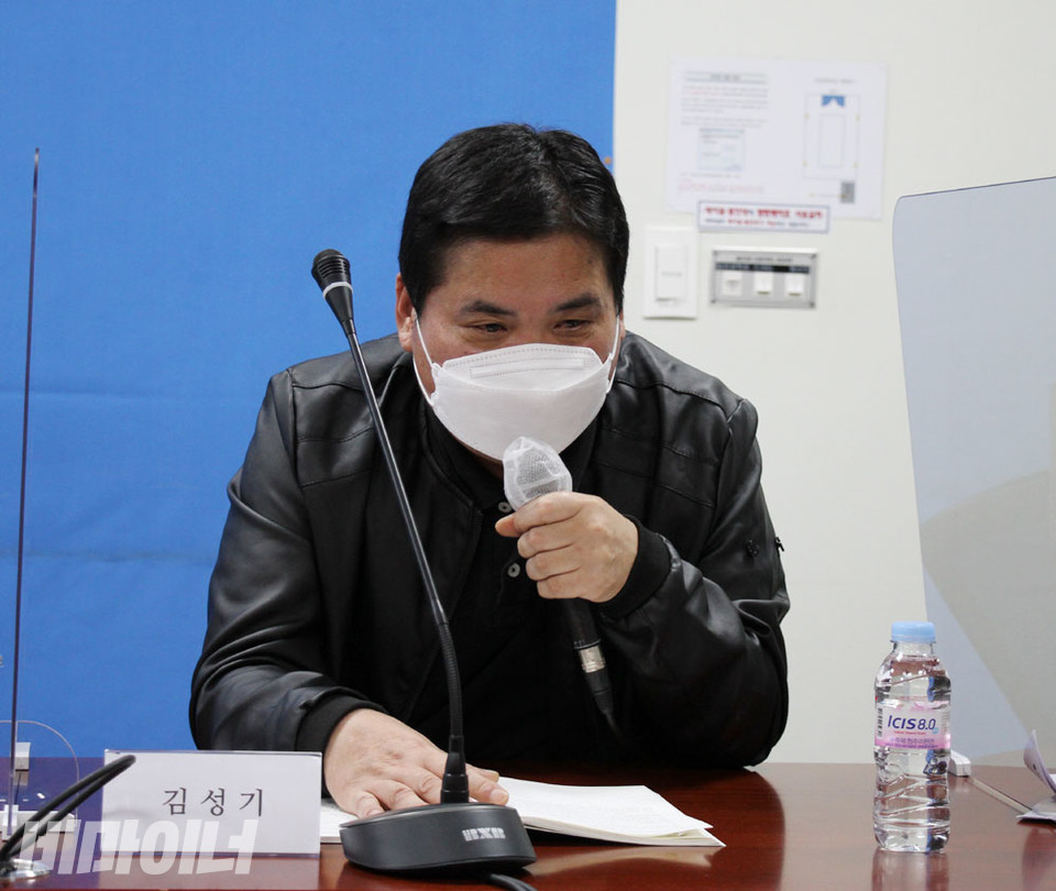 국민기초생활보장법 시행 20년을 맞아 국민기초생활보장제도를 평가하고 과제를 살피는 토론회가 17일 오후 1시 국회의원회관 제1간담회실에서 기초법바로세우기공동행동 주관으로 열렸다. 토론회에서 발표하는 김성기 씨의 모습. 사진 하민지