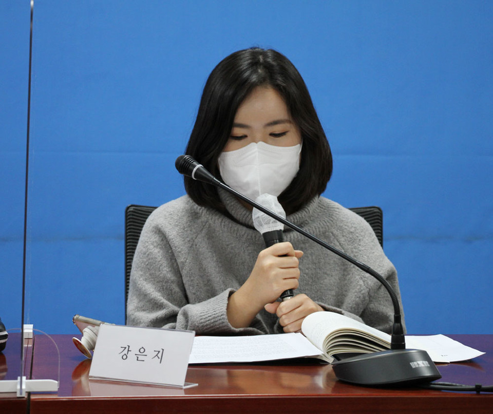 국민기초생활보장법 시행 20년을 맞아 국민기초생활보장제도를 평가하고 과제를 살피는 토론회가 17일 오후 1시 국회의원회관 제1간담회실에서 기초법바로세우기공동행동 주관으로 열렸다. 토론회에서 발표하는 강은지 씨의 모습. 사진 하민지