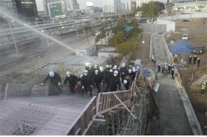 수협 직원과 용역이 노량진수산시장 상인을 향해 물대포를 쏘고 있다. 사진 함께살자 노량진수산시장 시민대책위원회
