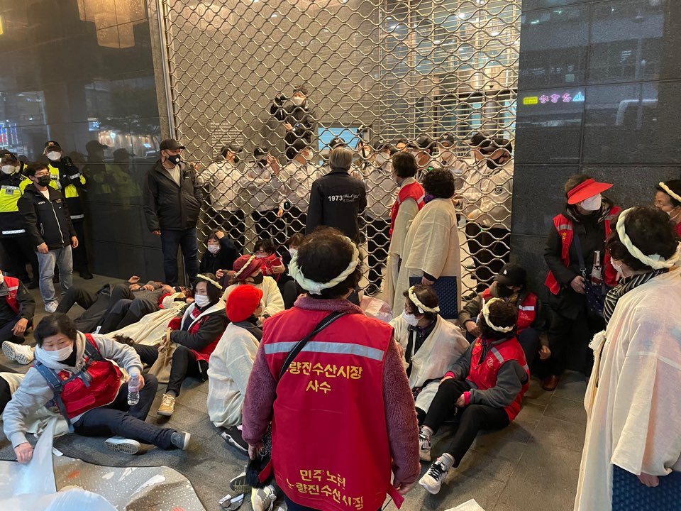 노량진수산시장 상인이 서울시청 후문에서 농성하고 있다. 경찰은 셔터문을 내리고 농성을 제지했다. 사진 옥바라지선교센터