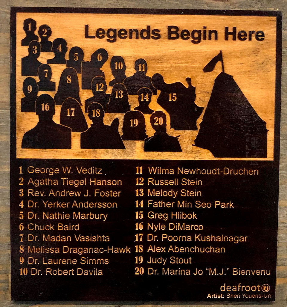 위 부조작품의 인물 배치를 설명해놓은 안내판. 2번에 애거사 티겔 핸슨이, 14번에 한국인 박민서 신부님이 보인다. 박민서 신부님은 두 살 때 항생제 부작용으로 청력을 잃은 후, 1994년 갈로뎃 대학에 입학해 철학과 수학을 공부했다. 이후 그는 2007년 서울대교구에서 사제 서품을 받아 아시아 최초의 농인 카톨릭 사제가 되었다. ⓒ김승섭