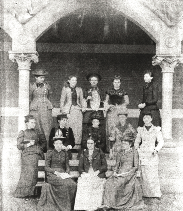 1892년 시작된 농인여성 토론클럽 창립멤버 13인 기념 사진. 사진 출처http://www.phikappazeta.org/herstory