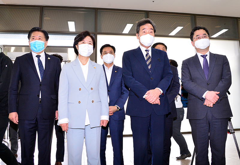 지난 10월 14일, 추미애 법무부 장관과 이낙연 더불어민주당 당대표가 과천정부청사에 위치한 공수처 입주청사를 방문하여 둘러보고 있다. 출처 더불어민주당 홈페이지