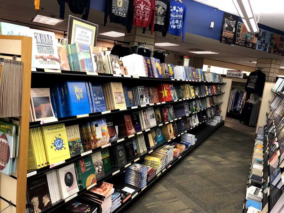 갈로뎃대학교 구내 서점. 농인 교육부터 농인의 역사까지 삶의 모든 분야에서 농인의 목소리를 담은 책들이 진열되어 있다. ⓒ김승섭