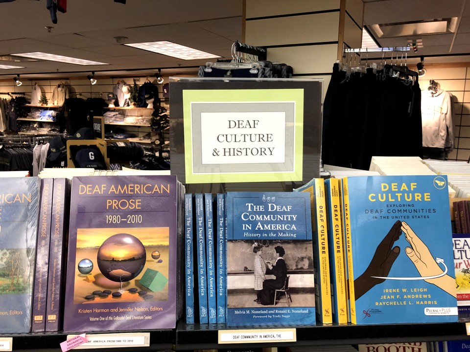 갈로뎃대학교 구내 서점. 농인 교육부터 농인의 역사까지 삶의 모든 분야에서 농인의 목소리를 담은 책들이 진열되어 있다. ⓒ김승섭
