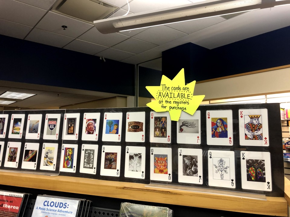 수어로 알파벳을 디자인한 트럼프 카드. “카드는 계산대에서 구매할 수 있다”는 안내문이 붙어 있다. ⓒ김승섭