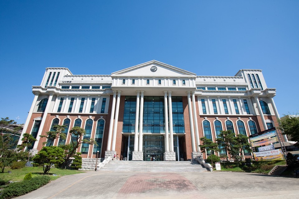 나사렛대학교 도서관 전경. 웅장한 느낌의 건물 앞에 푸른 나무들이 있다. ⓒ나사렛대학교 도서관 페이스북