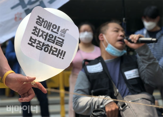 130주년 세계노동절인 지난 5월 1일, 민주노총 장애인노조는 기자회견을 열고 재난 상황과 노동 현장에서의 차별 대책 마련을 촉구했다. 흰 바탕의 풍선에 “장애인 최저임금 보장하라”라는 문구가 붙어 있다. 사진 강혜민