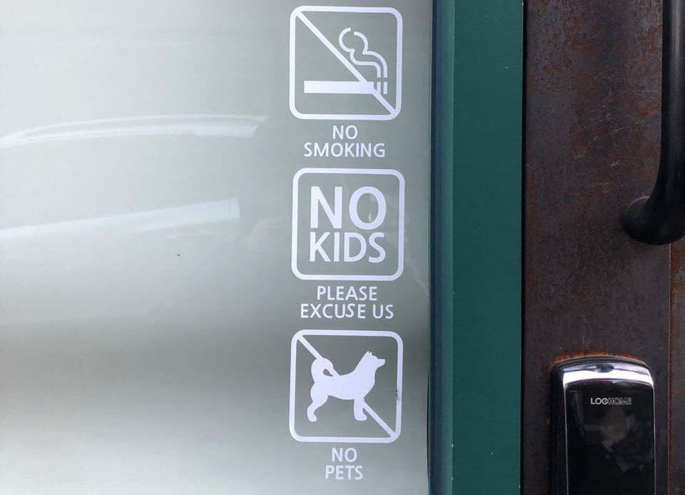 집 앞 카페에 붙어 있는 각종 금지를 표기한 아이콘. 금연, 동물 동반 금지 아이콘과 함께 ‘노 키즈(아이 출입 금지)’ 아이콘이 붙어 있다. ⓒ치이즈