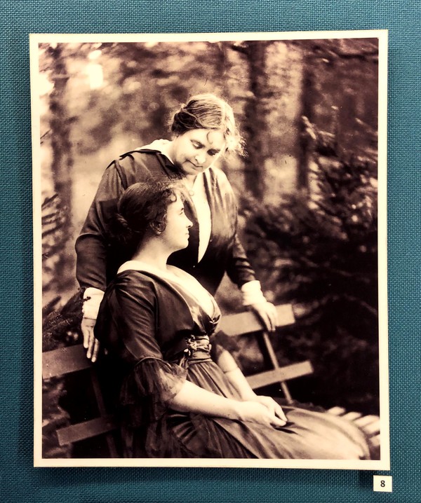 퍼킨스맹인학교에 전시되어 있는 헬렌 켈러와 앤 설리번의 사진 ⓒ김승섭