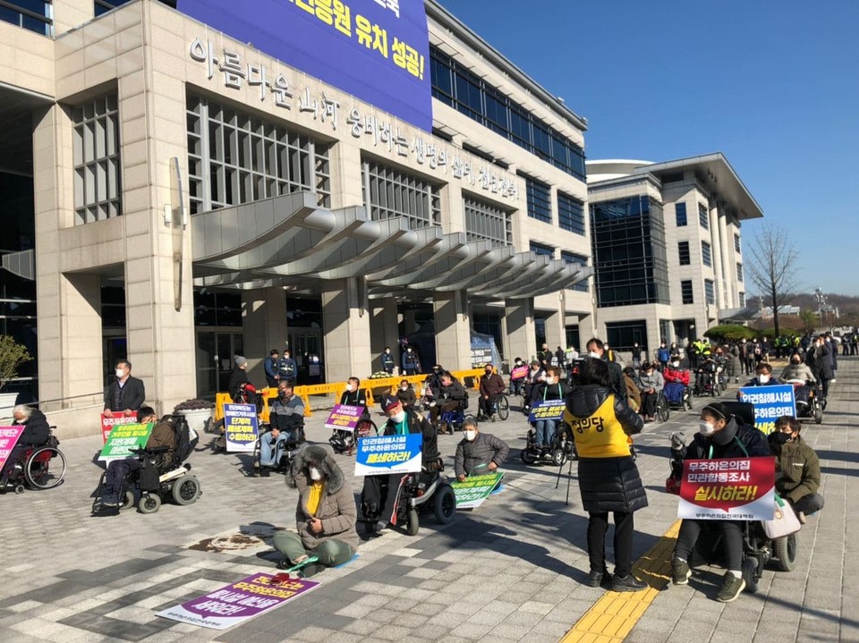 전국장애인차별철폐연대 등 3개 장애인인권단체는 2일, 전라북도청 앞에서 기자회견을 열고 전북 지역에서 발생한 장애인거주시설 범죄에 대해 전북도의 책임을 촉구했다. 참가자들이 사회적 거리두기를 하며 집회에 참여하고 있다. 사진 전국장애인차별철폐연대