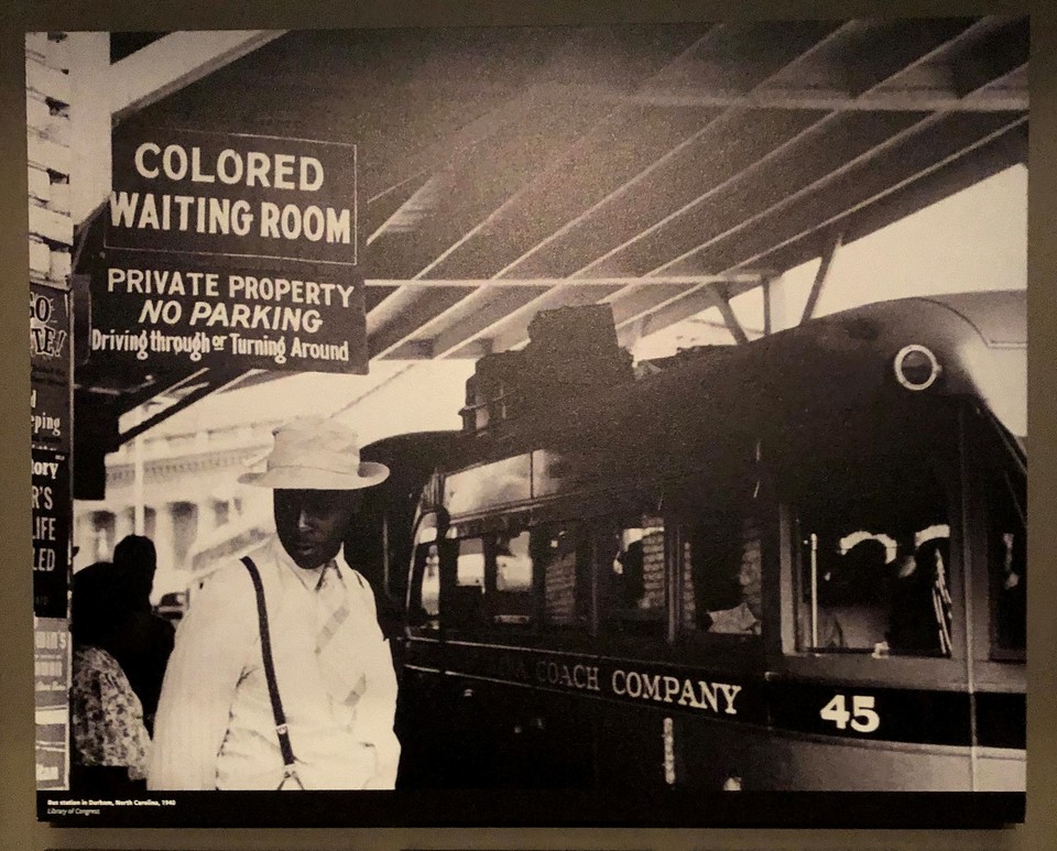 아프리카계 미국인 역사문화박물관에 전시된 사진. 흑인은 백인과 다른 대기실을 사용해야 했다. ⓒ김승섭