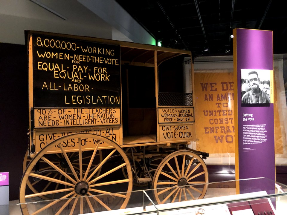 미국역사박물관에 전시된 ‘여성 참정권 마차(Woman Suffrage Wagon)’. 1820년부터 1920년까지 여성 참정권 운동가들은 이 마차를 타고 다니며 연설을 했고, 자신들의 주장을 담은 여성 잡지(Woman’s Journal)를 판매했다. ⓒ김승섭