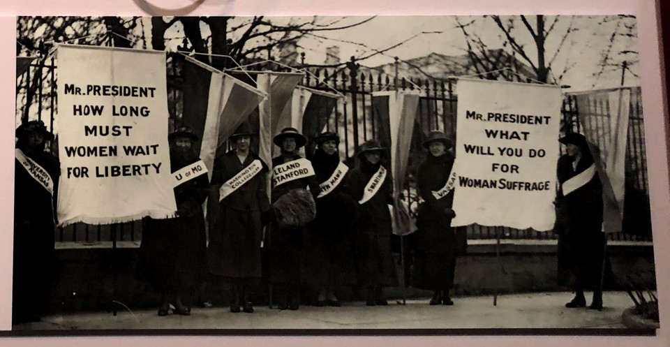 미국역사박물관에 전시된 사진. 1917년 여성 참정권 운동가들이 백악관 앞에서 시위를 하고 있다. 이는 백악관 앞에서 진행된 최초의 피켓 시위로 알려져 있다. ⓒ김승섭