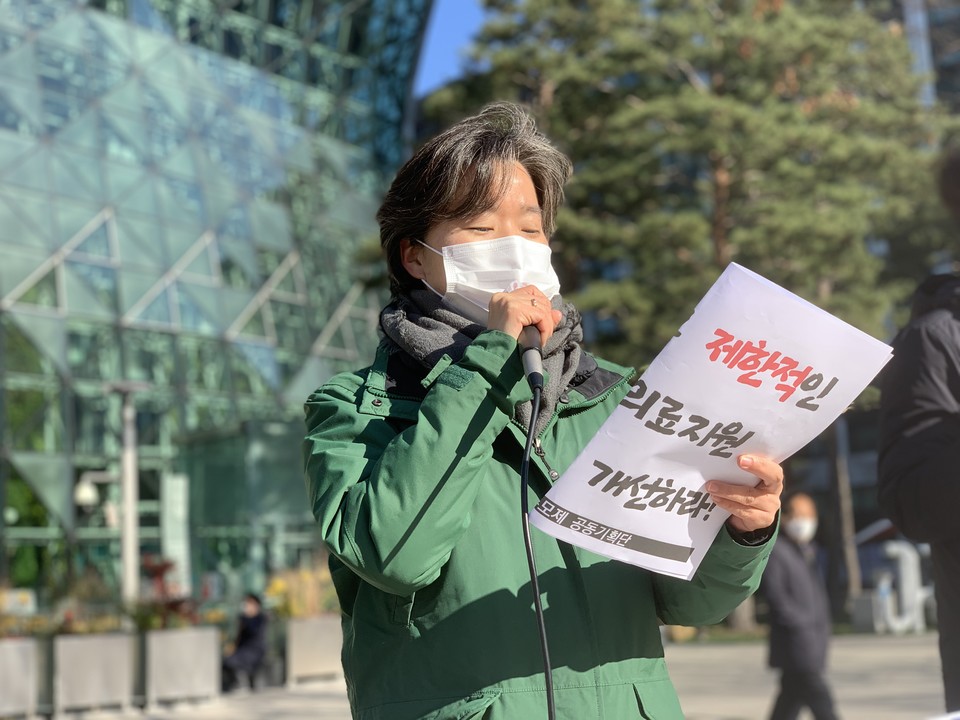 장서연 변호사가 기자회견에서 발언하고 있다. ⓒ빈곤사회연대