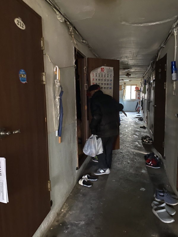 밀집되어 있는 쪽방 내부 모습. ⓒ동자동사랑방