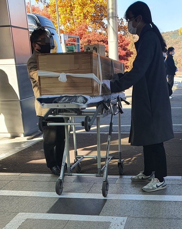 관보도 씌우지 않은 무연고 사망자의 관. 사진 나눔과나눔