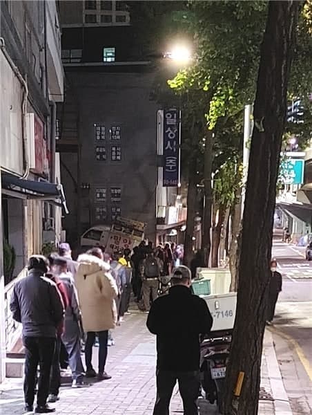 서울 서대문구 구세군브릿지노숙인종합지원센터의 아침식사를 이용하기 위해 줄을 서고 있는 사람들의 모습으로, 새벽 5시 30분에 촬영한 것이다. 이곳은 현재 서울에서 거리홈리스 대상으로 아침을 제공하는 유일한 공적 급식기관이다. ⓒ홈리스행동