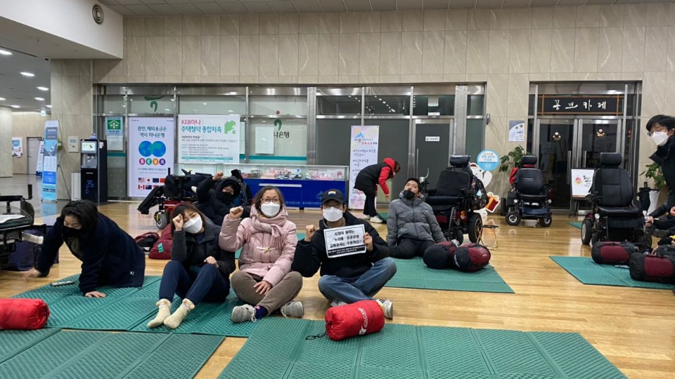 세종시청 1층 로비에는 15명의 장애인 활동가들이 농성 투쟁을 이어가고 있다. 사진 전국장애인차별철폐연대