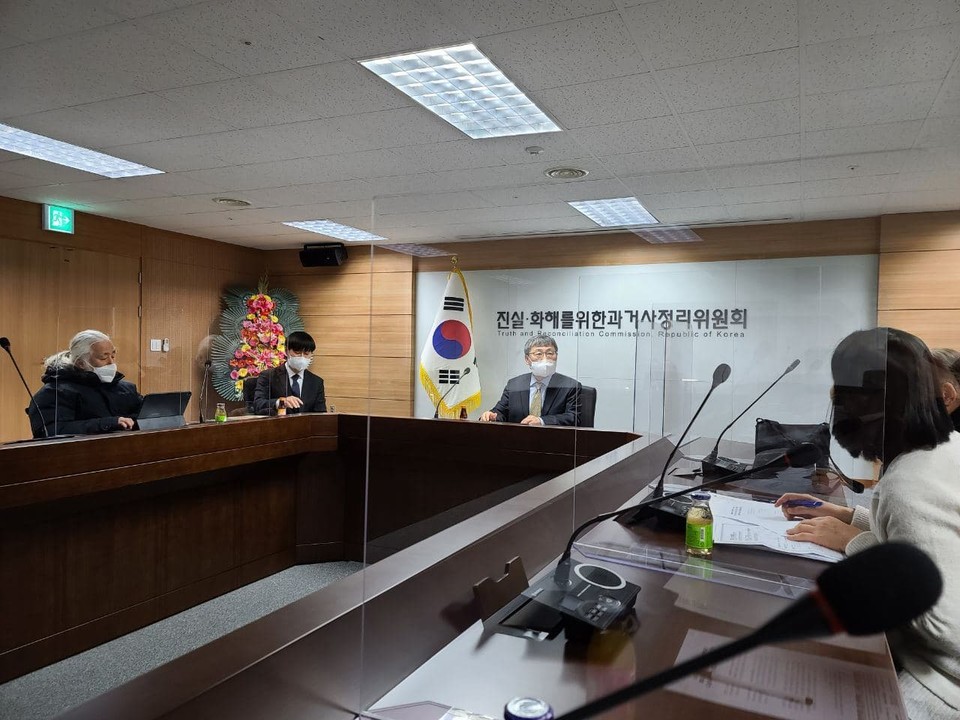 이덕인공대위와 정근식 과거사위 위원장이 지난 16일에 면담을 가졌다. 가운데 태극기 오른쪽에 앉아 있는 사람이 정근식 위원장. ⓒ이덕인공대위