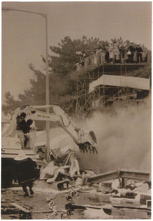 1995년, 아암도 노점 철거 당시의 모습. 망루 위에 농성자들이 올라가 있고, 망루 아래에는 포크레인이 있다. 사진 최인기