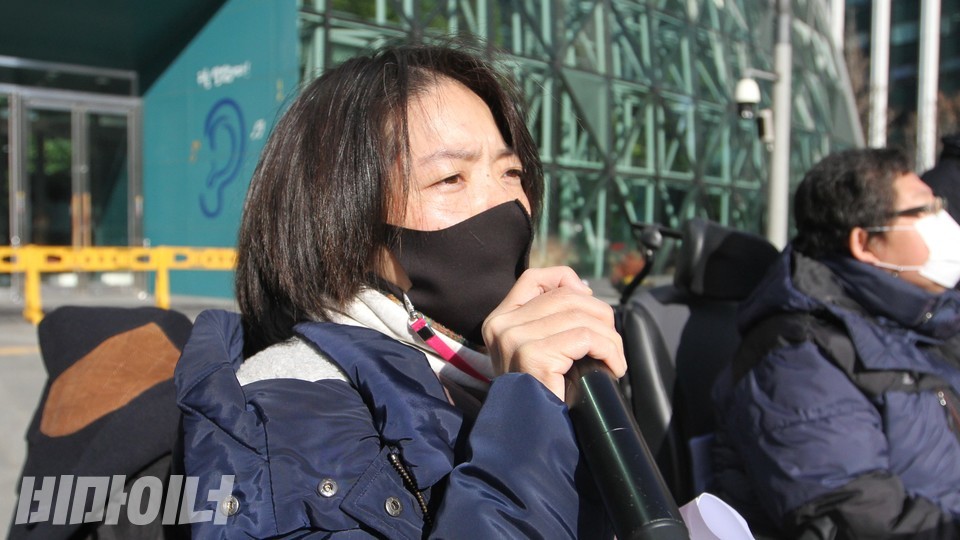 문애린 서울장애인차별철폐연대 공동대표가 기자회견에서 발언하고 있다. 사진 하민지