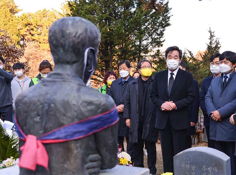 지난 11월 12일, 이낙연 더불어민주당 대표가 경기도 남양주시 모란공원에 방문해 전태일 열사 묘역을 참배하고 있다. 사진 출처 더불어민주당 홈페이지