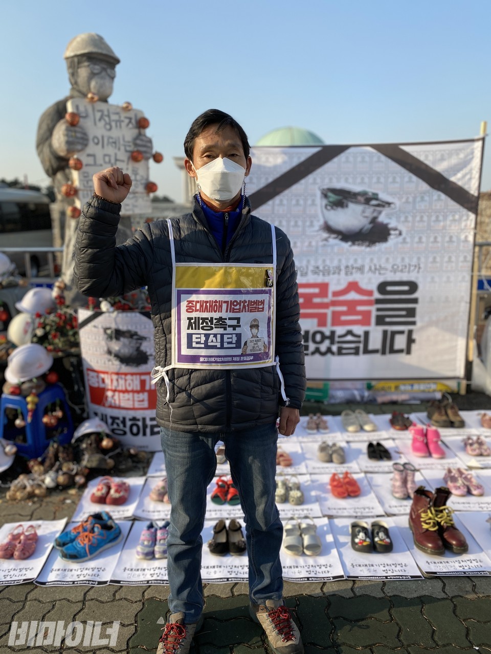 28일, 국회의사당 앞 중대재해기업처벌법 제정을 촉구하는 농성장 앞에서 장애인 노동자 고 김재순 씨의 아버지 김선양 씨가 투쟁을 결의하고 있다. 사진 이가연