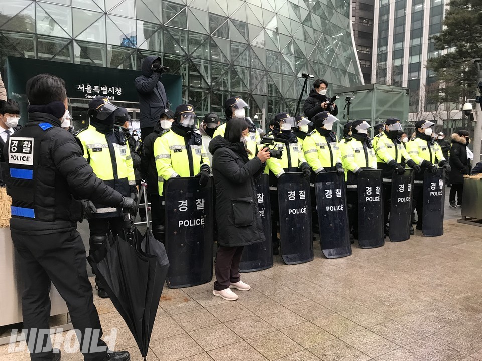 서울시청 앞을 빼곡히 막아선 경찰들. 사진 허현덕