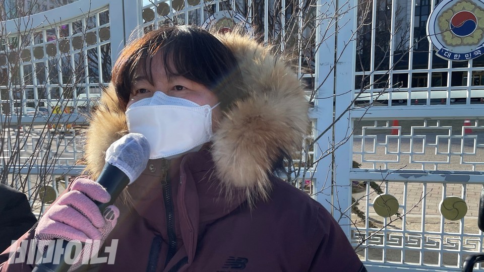 이진희 장애여성공감 공동대표가 기자회견에서 발언하고 있다. 사진 하민지