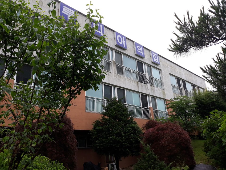 루디아의집 전경. 7월 13일 거주인 임시 전원조치 당일, 시설은 이에 반대하며 사람이 오갈 수 없도록 모든 문을 걸어 잠갔다. ⓒ장애와인권발바닥행동