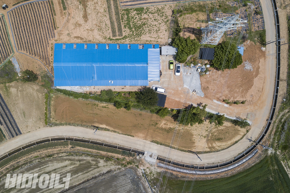 장애인 사망 사건이 발생한 미신고시설 평강타운(평강빌)과 개인운영시설 사랑의집이 파란색 한 지붕 아래 있는 모습. 사진 박승원