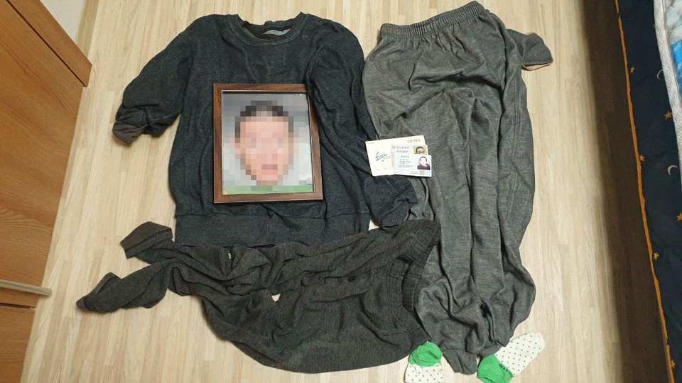 유족이 전달받은 김경민의 유품은 짙은 회색 긴 팔 저지 티셔츠 1장과 바지 2장, 양말 한 켤레, 주민등록증, 복지카드, 통장, 영정사진뿐이었다. 사진 평강타운 피해자 유족 제공