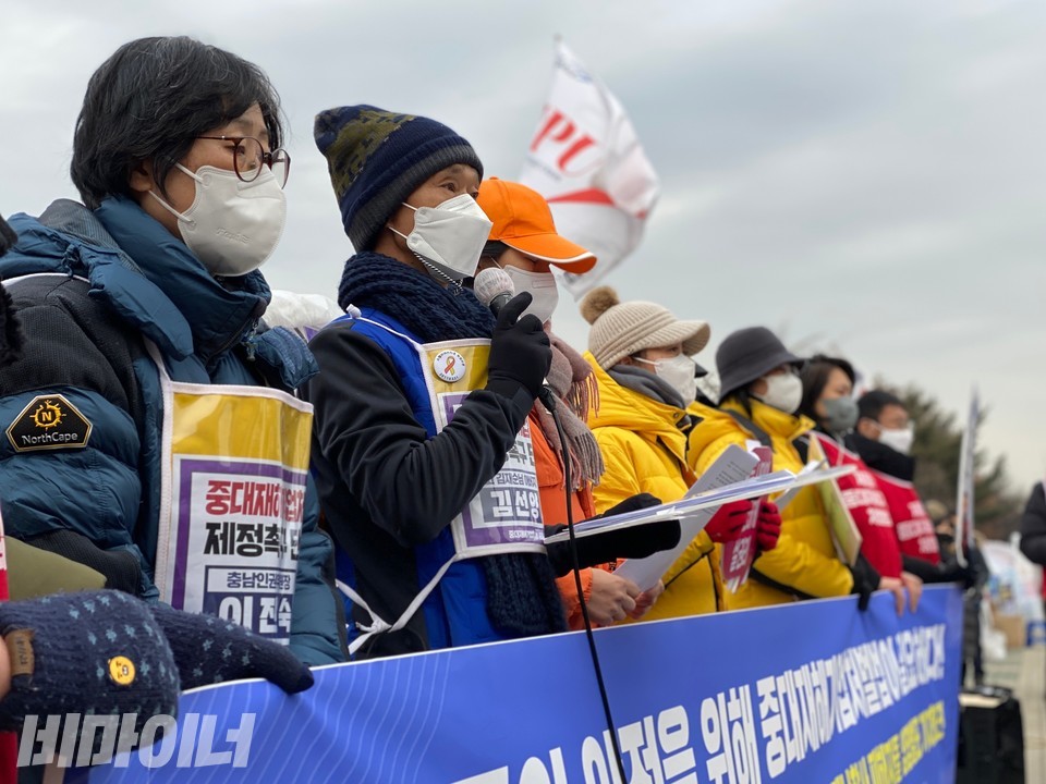 4일 오후 2시, 중대재해기업처벌법제정운동본부의 주최로 단식 농성이 이뤄지고 있는 국회 정문 앞에서 재난참사 피해자들이 중대재해기업처벌법 제정을 촉구하는 입장발표 기자회견을 열었다. 단식 농성 8일차인 김선양 고 김재순 노동자 아버지가 발언을 하고 있다. 사진 이가연