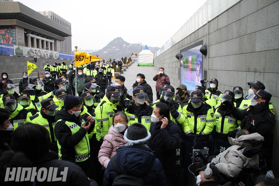 경찰은 ‘방역 지침 준수’를 이유로 아홉 명씩만 나갈 수 있다며, 해치마당에서 광화문광장으로 나가는 통로를 방패로 막아섰다. 사진 강혜민