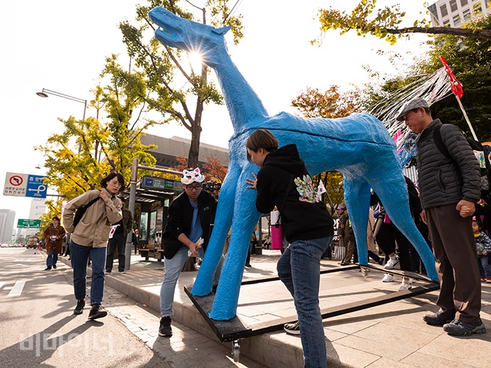 2019년에 열린 제1회 매드프라이드 사진. 제2회 매드프라이드는 코로나로 인해 온라인으로 개최되었으며, 심 대표는 제2회 매드프라이드 사업보조금 횡령 혐의를 받고 있다. 사진 박승원