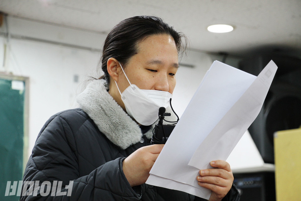 안티카 전 직원으로 안티카에서 활동했던 목우 씨. 지난 6일 ‘안티카 대응모임’ 기자회견에서 안티카 내부에서 일어났던 일에 대해 알리고 있다. 사진 강혜민