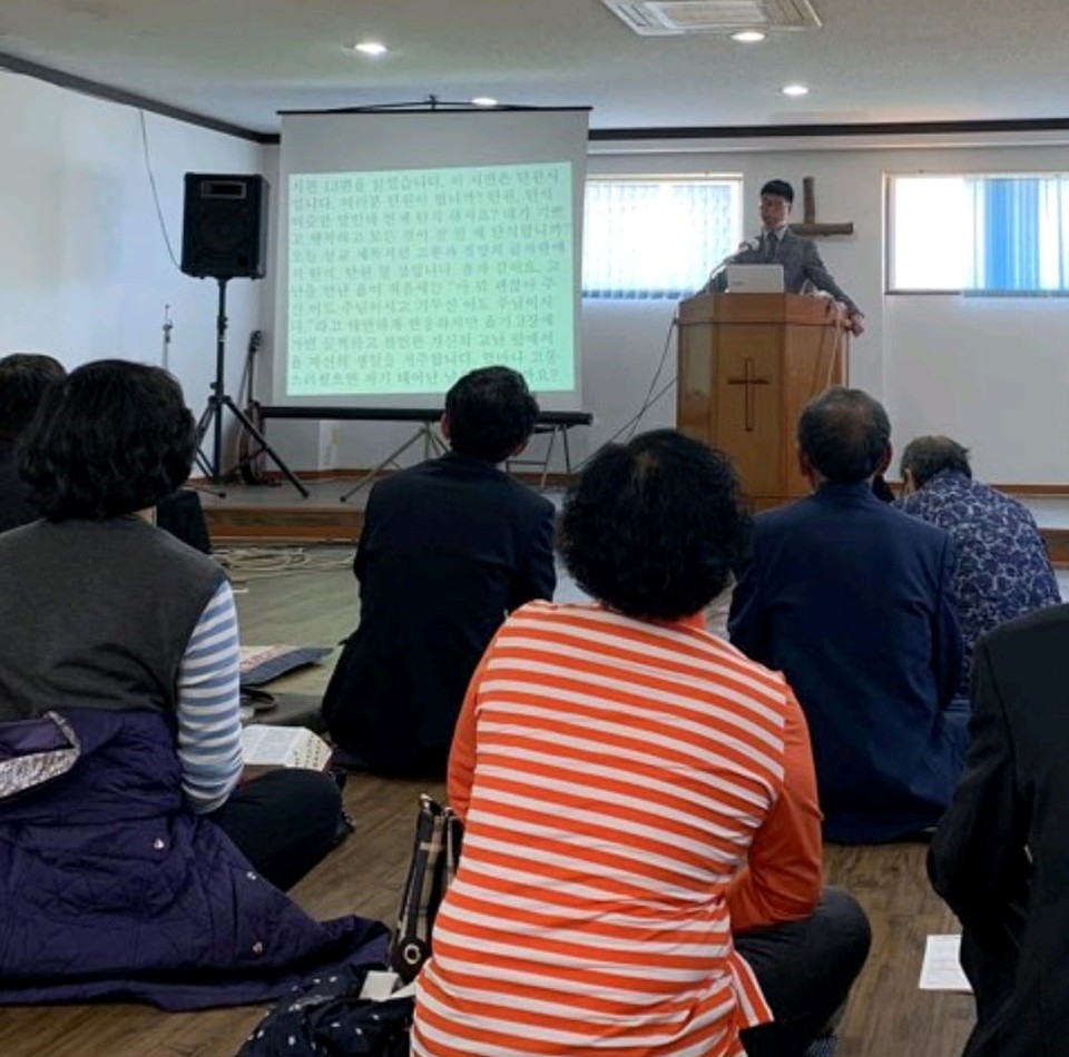 기장 교단 소속 이병하 목사가 교회에서 설교하고 있다. 이병하 목사 오른편에는 설교 본문이 PPT 화면에 띄워져 있다. ⓒ이병하