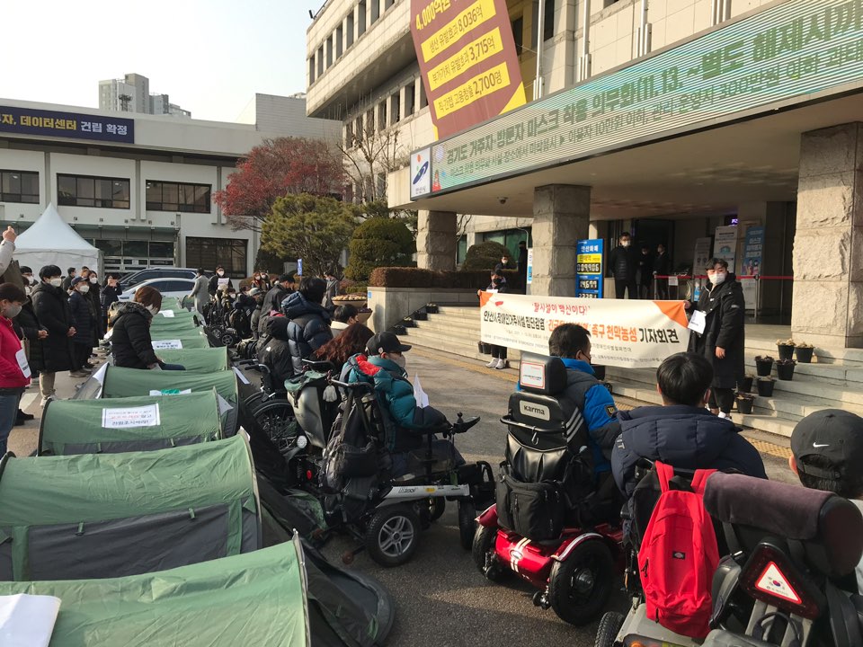 경기장차연 등은 13일 오후 3시 안산시청 입구 앞에서 장애인거주시설 안산평화의집에 대한 긴급 탈시설을 촉구하는 기자회견을 열었다. 안산시청 입구 앞에  1인용 텐트가 여러 개 설치되어 있다. 사진제공 경기장차연
