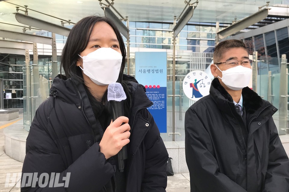 원고 소송대리인 곽예람 법무법인 오월 변호사가 판결의 의미를 설명하고 있다. 사진 허현덕