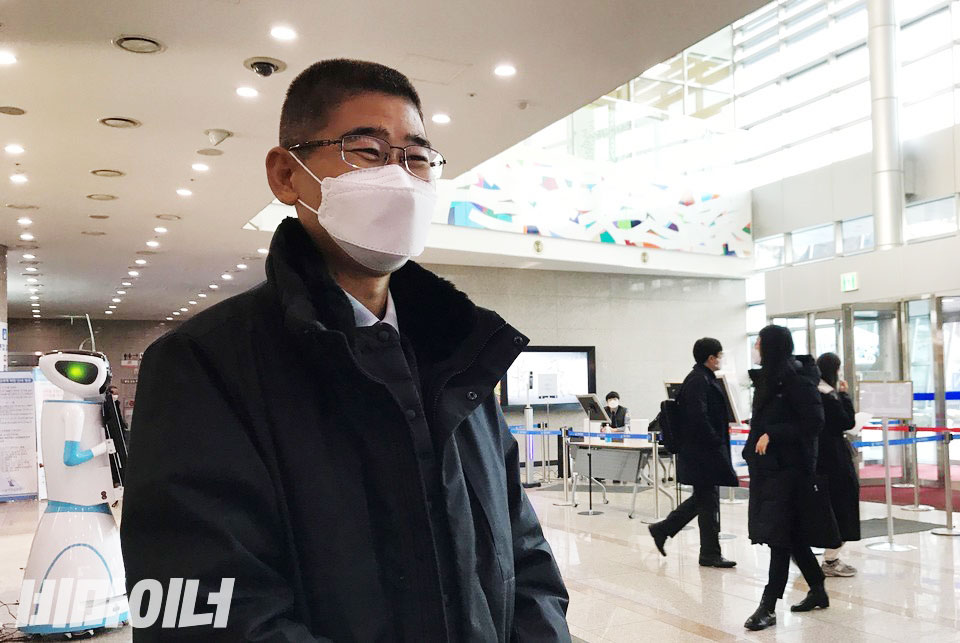 ‘부당해고 합당 판결이 잘못됐다’는 서울행정법원의 결정 후 인터뷰를 하는 부당해고 피해자 강성운 씨. 사진 허현덕