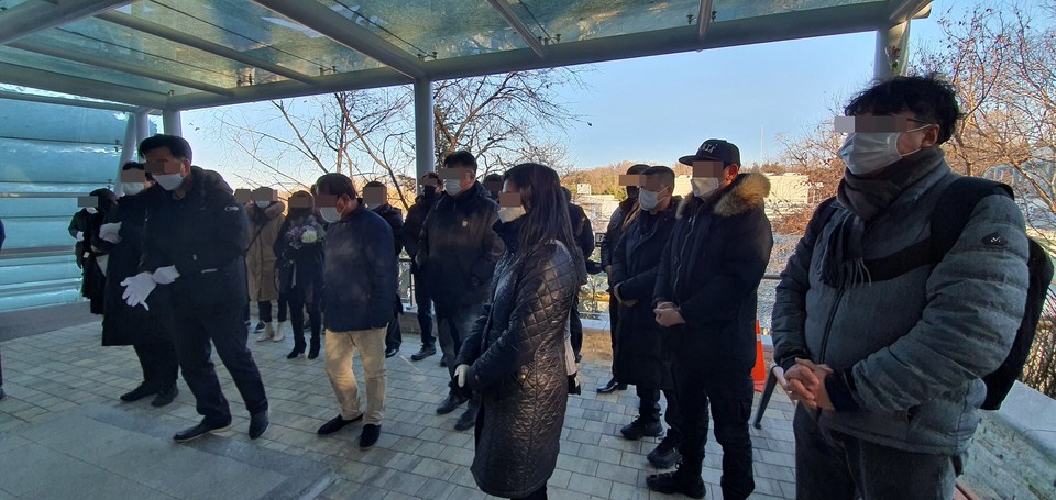 중학교 동창들이 참석한 한 무연고 사망자의 장례. 사진 나눔과나눔
