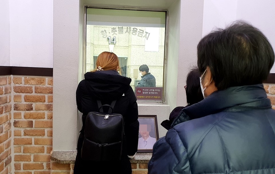 가정폭력의 피해자인 딸이 무연고 사망자가 된 아버지의 장례식에 참석했다. 사진 나눔과나눔