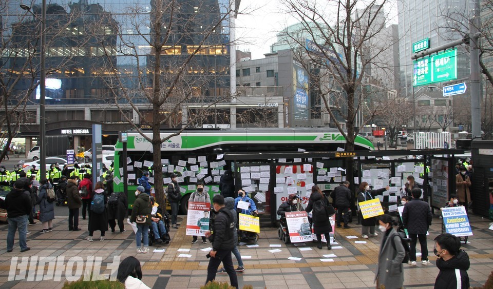 서울 프레스센터 앞에 한 버스가 점거되어 멈춰있다. 버스에는 장애인 이동권 보장을 요구하는 피켓들이 붙여있다. 사진 이가연